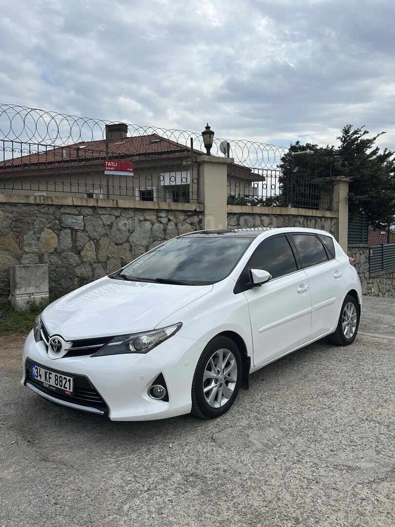 Sahibinden Toyota Auris 1.4 D-4D Premium 2014 Model İstanbul 210.000 km Beyaz 3
