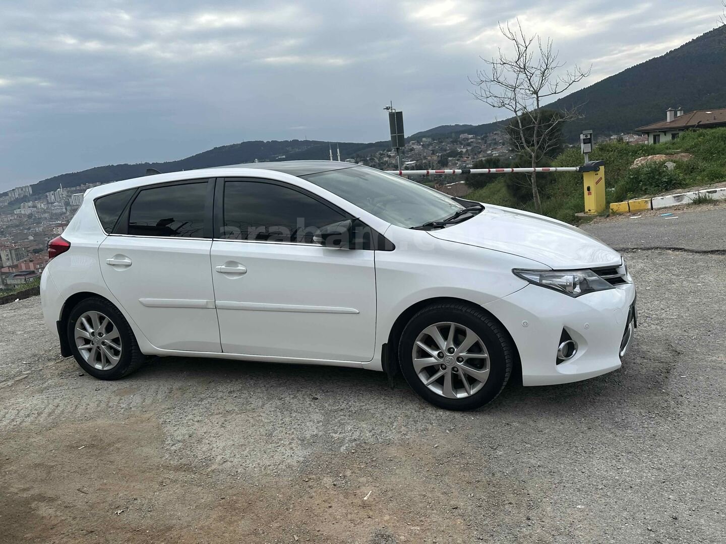 Sahibinden Toyota Auris 1.4 D-4D Premium 2014 Model İstanbul 210.000 km Beyaz 5