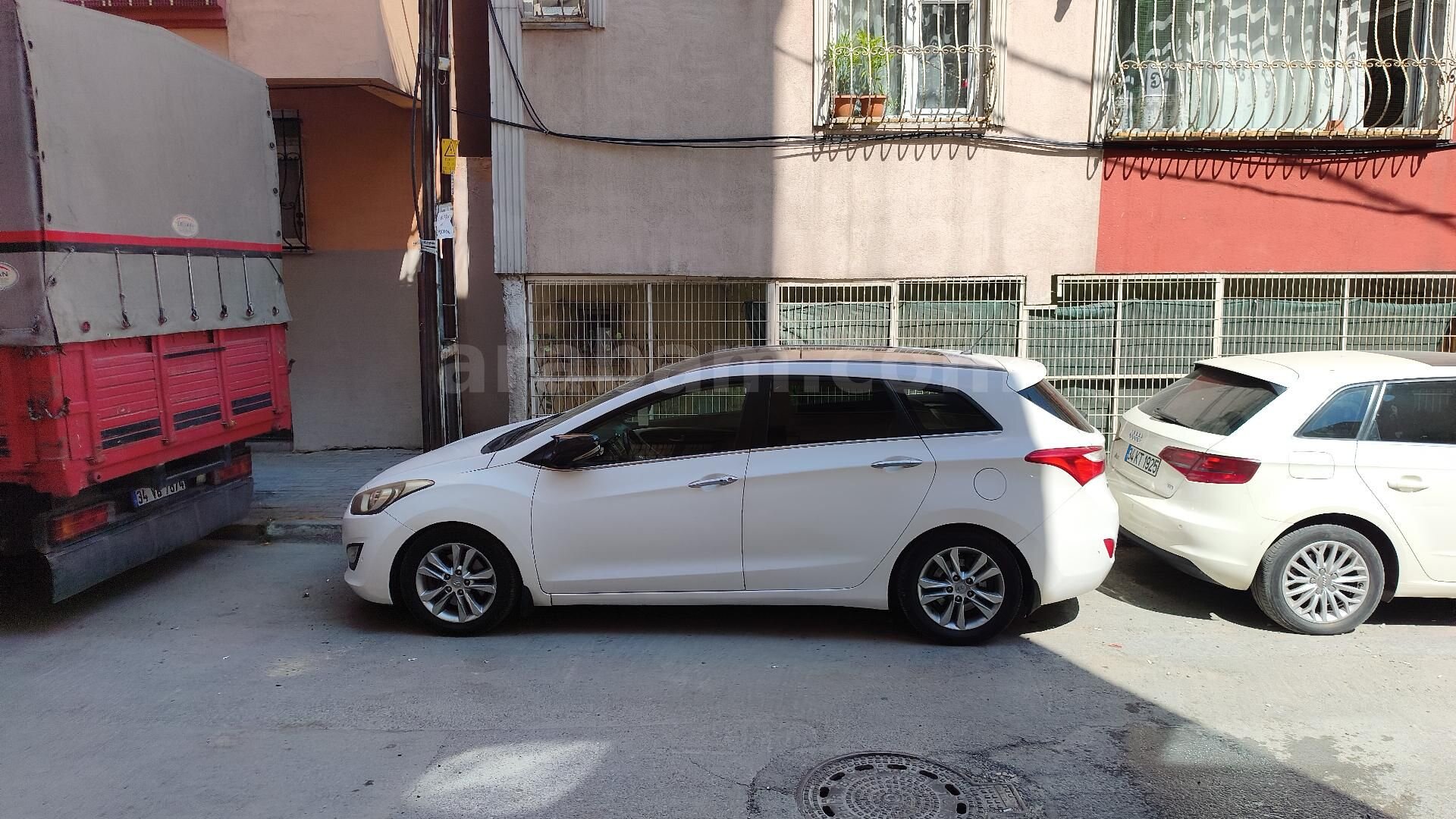 Sahibinden Hyundai i30 1.6 CRDi CW Elite 2012 Model 2