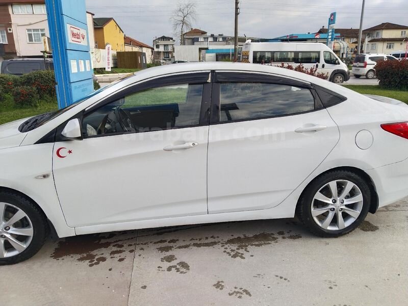 Sahibinden Hyundai Accent Blue 1.6 CRDI Mode Plus 2013 Model