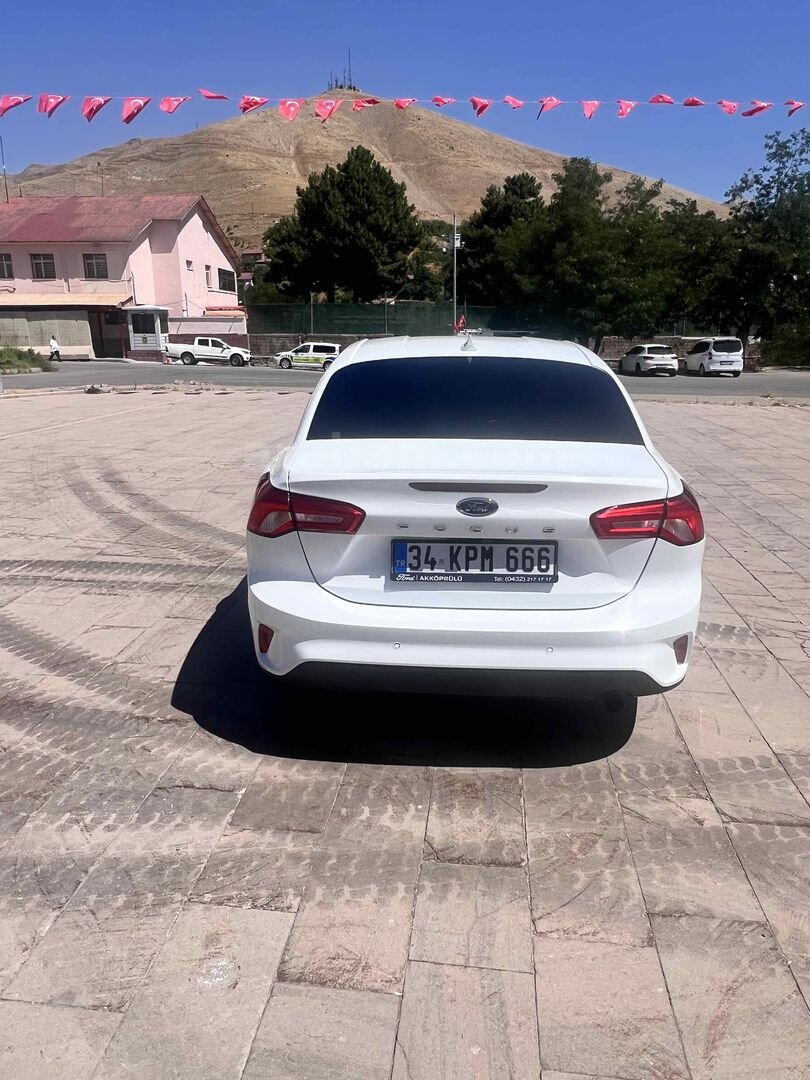 Sahibinden Ford Focus 1.5 TDCi Titanium X 2024 Model Bitlis 48.000 km Beyaz 4