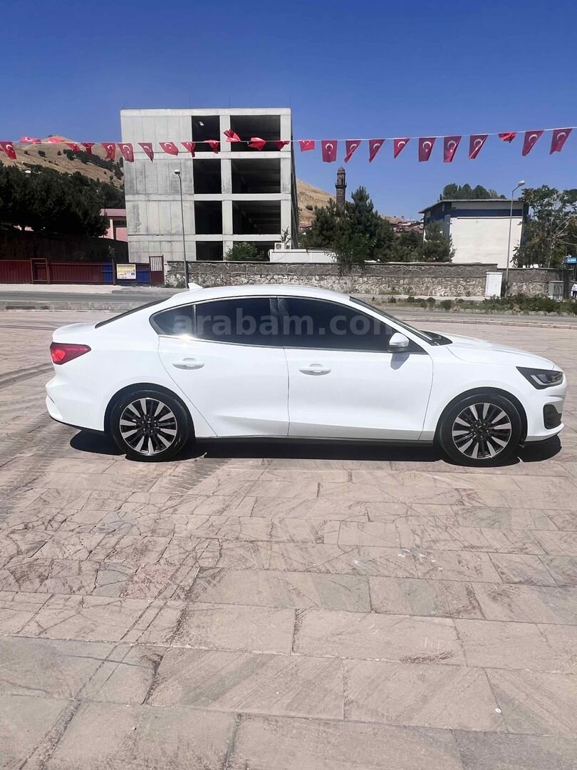 Sahibinden Ford Focus 1.5 TDCi Titanium X 2024 Model Bitlis 48.000 km Beyaz 3