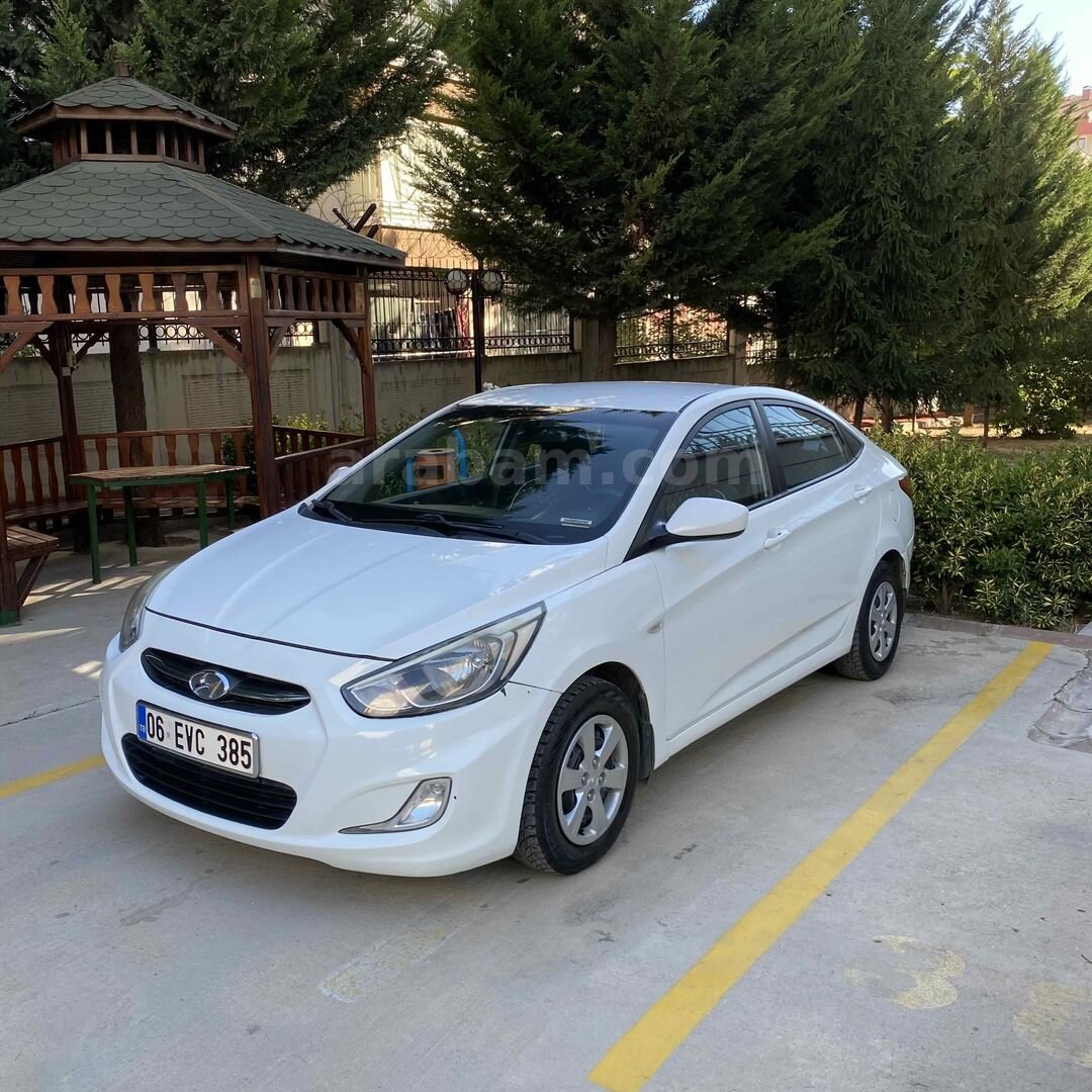 Sahibinden Hyundai Accent Blue 1.6 CRDI Mode 2015 Model 243.500 km Beyaz 2