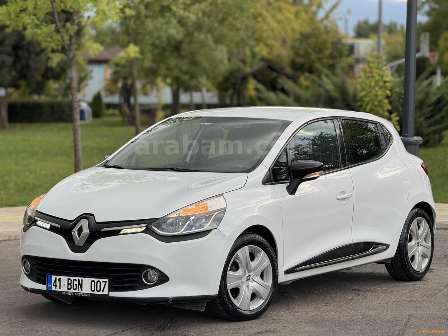 Galeriden Renault Clio 1.5 dCi Touch 2015 Model Kocaeli 186.000 km Beyaz 1