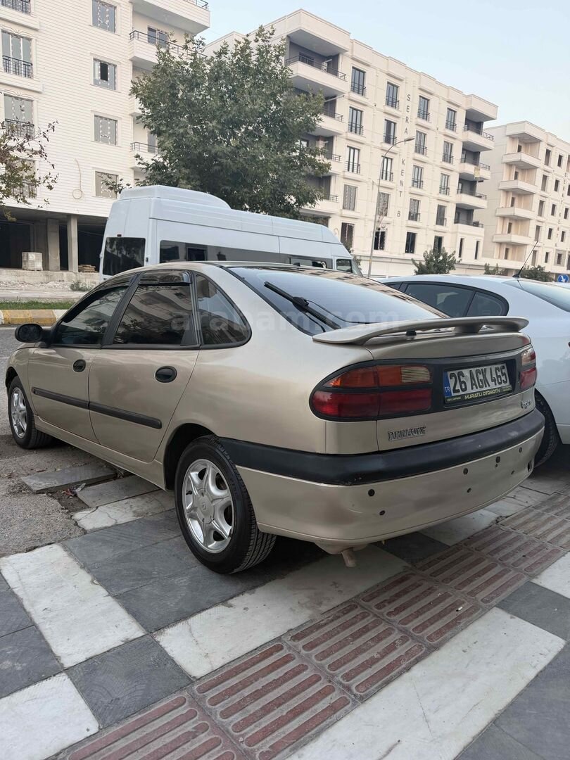 Galeriden Renault Laguna 1.6 RXE 2001 Model Şanlıurfa 320.000 km Altın 2