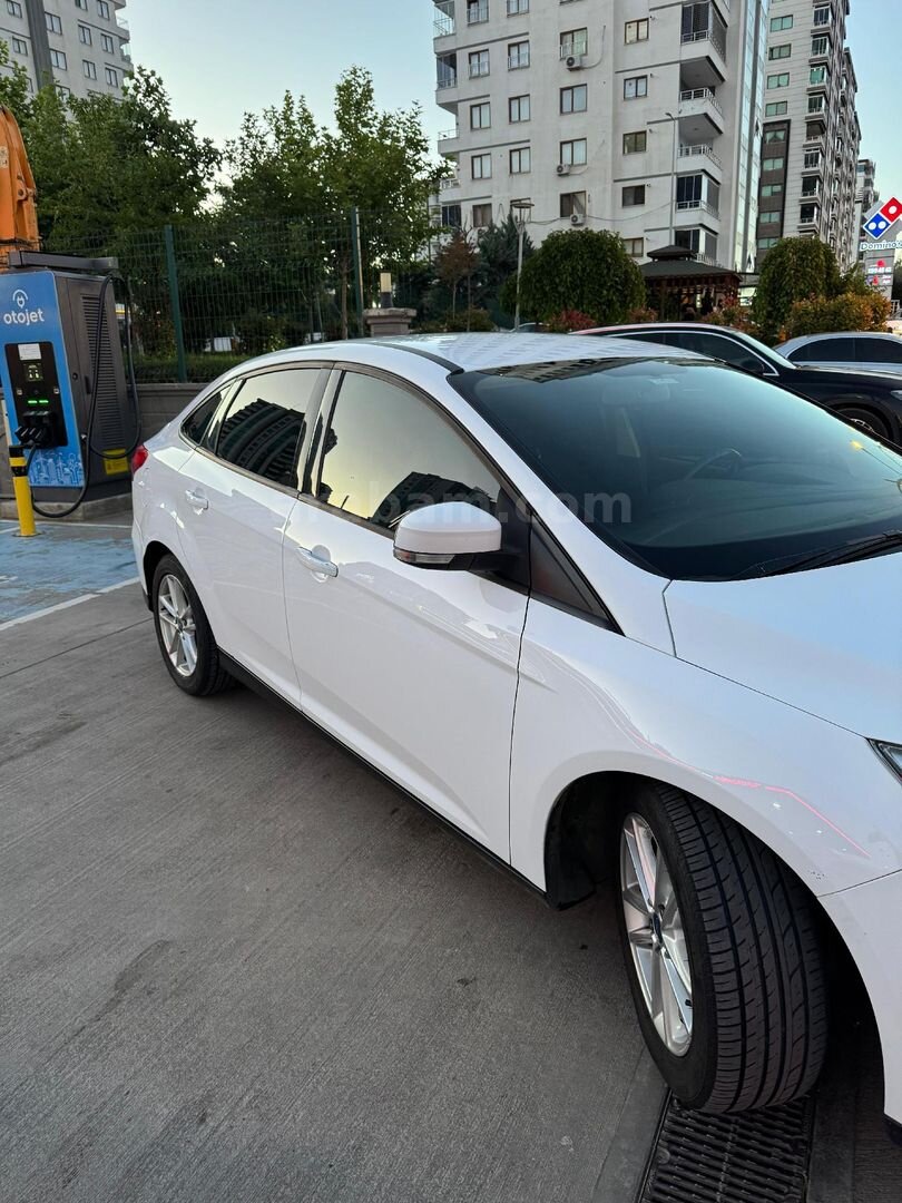 Sahibinden Ford Focus 1.5 TDCi Trend X 2015 Model Diyarbakır 302.000 km Beyaz 6