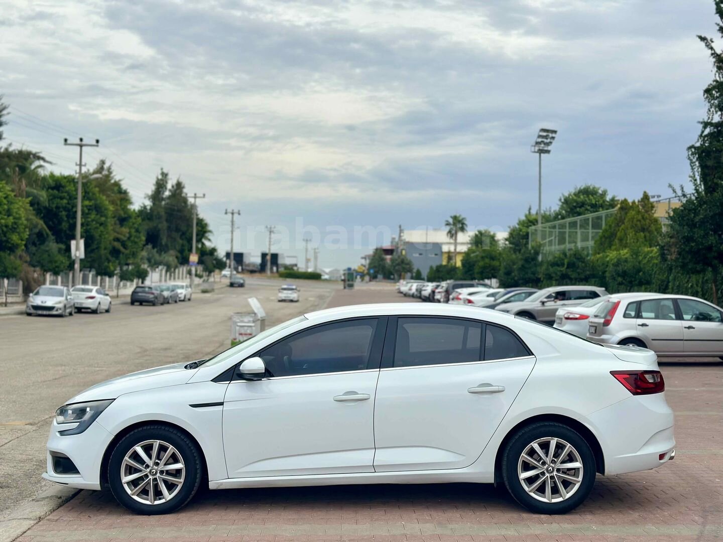 Galeriden Renault Megane 1.5 dCi Touch Plus 2019 Model Mersin 188.000 km Beyaz 4