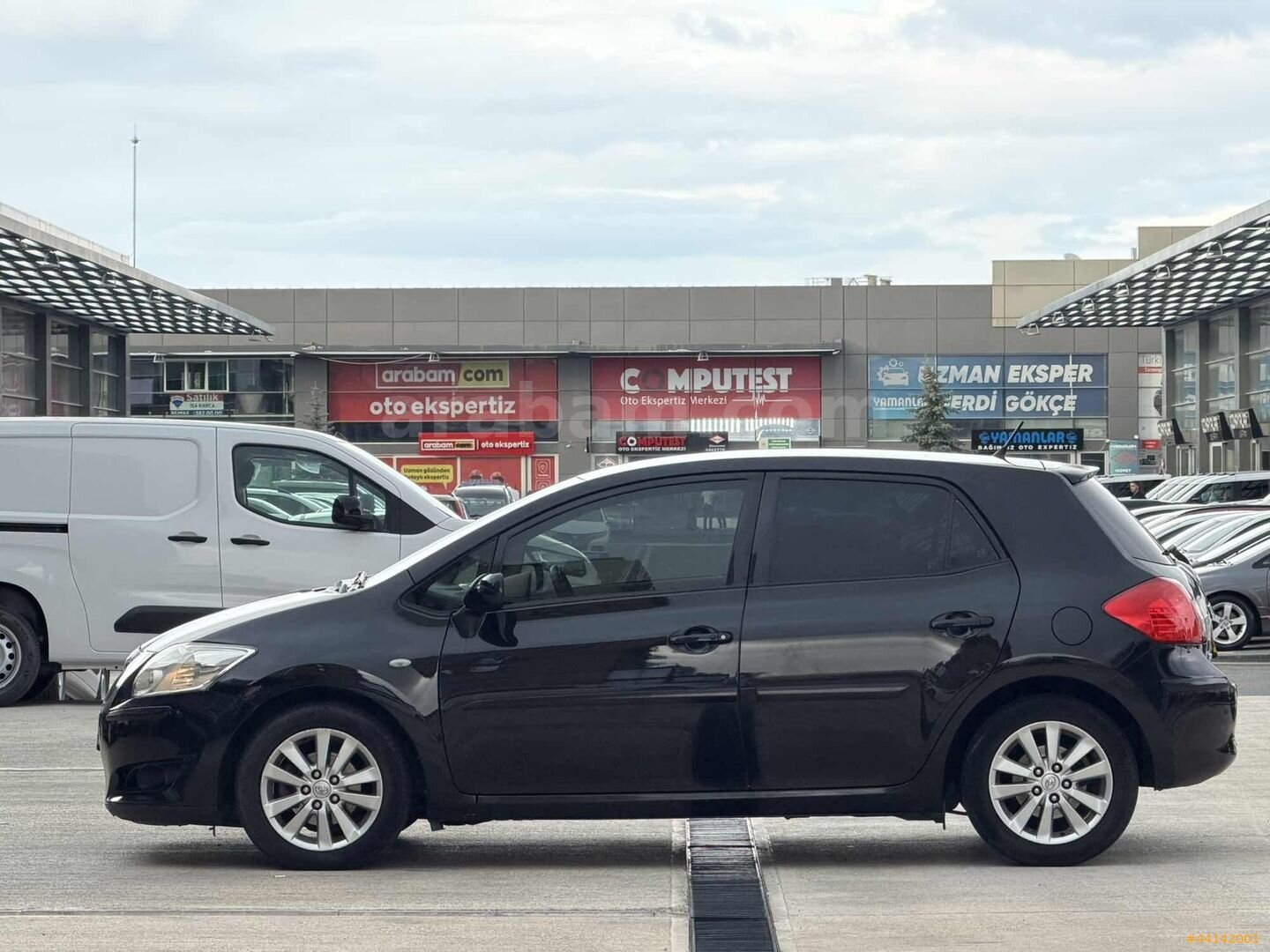 Galeriden Toyota Auris 1.6 Elegant 2010 Model Ankara 137.000 km Siyah 3