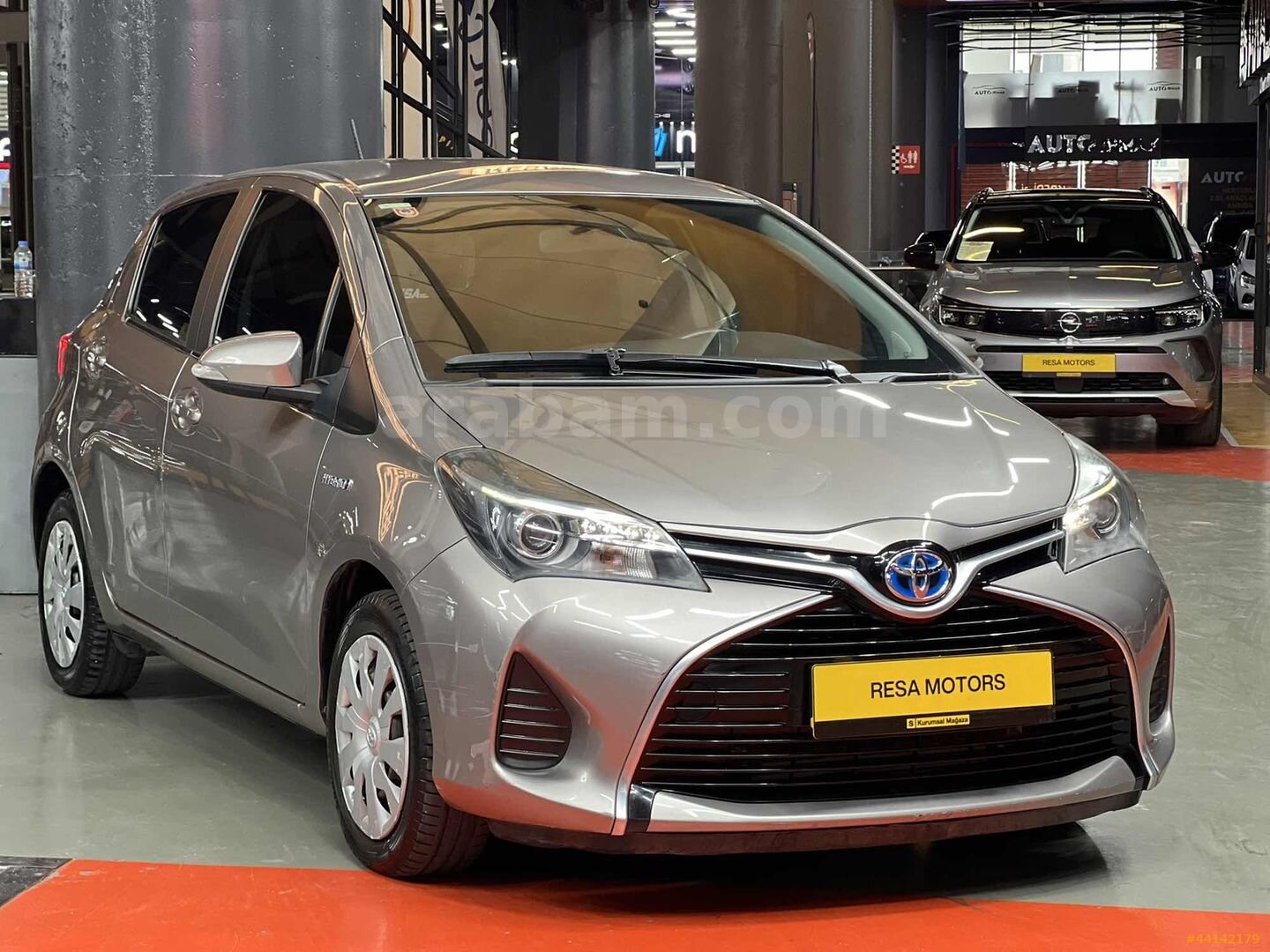 Galeriden Toyota Yaris 1.5 Hybrid Cool 2015 Model İstanbul 90.000 km Füme 3