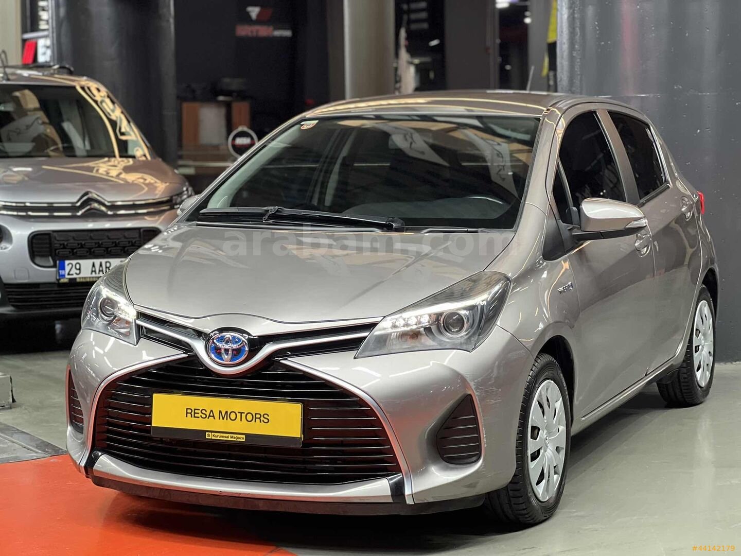 Galeriden Toyota Yaris 1.5 Hybrid Cool 2015 Model İstanbul 90.000 km Füme 1