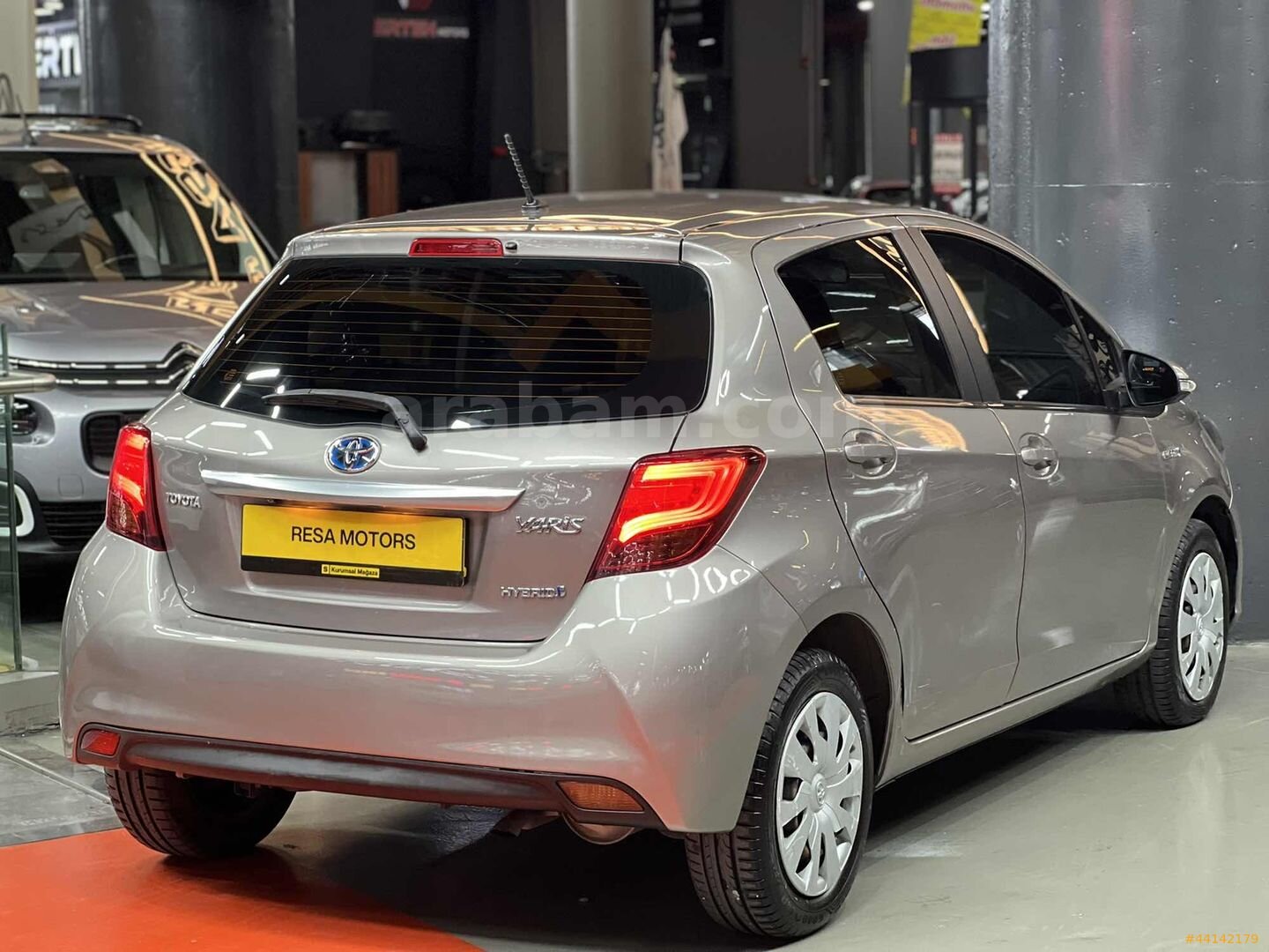 Galeriden Toyota Yaris 1.5 Hybrid Cool 2015 Model İstanbul 90.000 km Füme 4