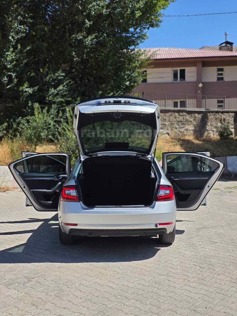 Sahibinden Skoda Octavia 1.6 TDI Style 2017 Model Bitlis 192.000 km Gri (metalik) 6