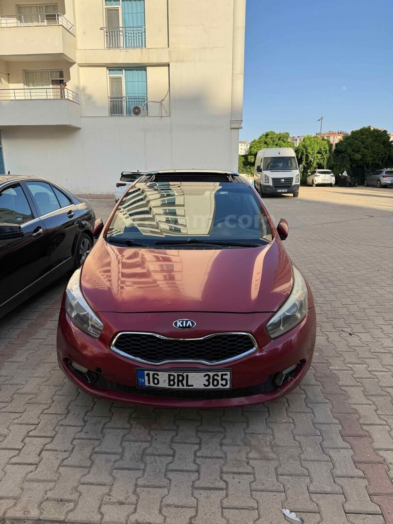 Sahibinden Kia Ceed 1.6 CRDi Concept Plus 2012 Model Diyarbakır 300.000 km Bordo 1