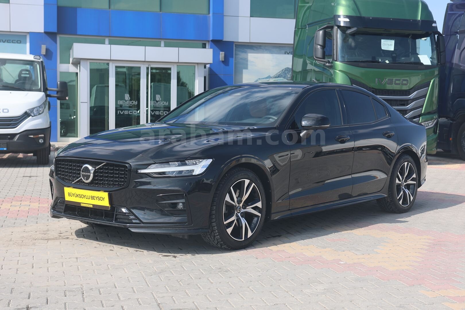 Galeriden Volvo S60 2.0 B5 Plus Dark 2023 Model Konya 79.974 km Siyah 4