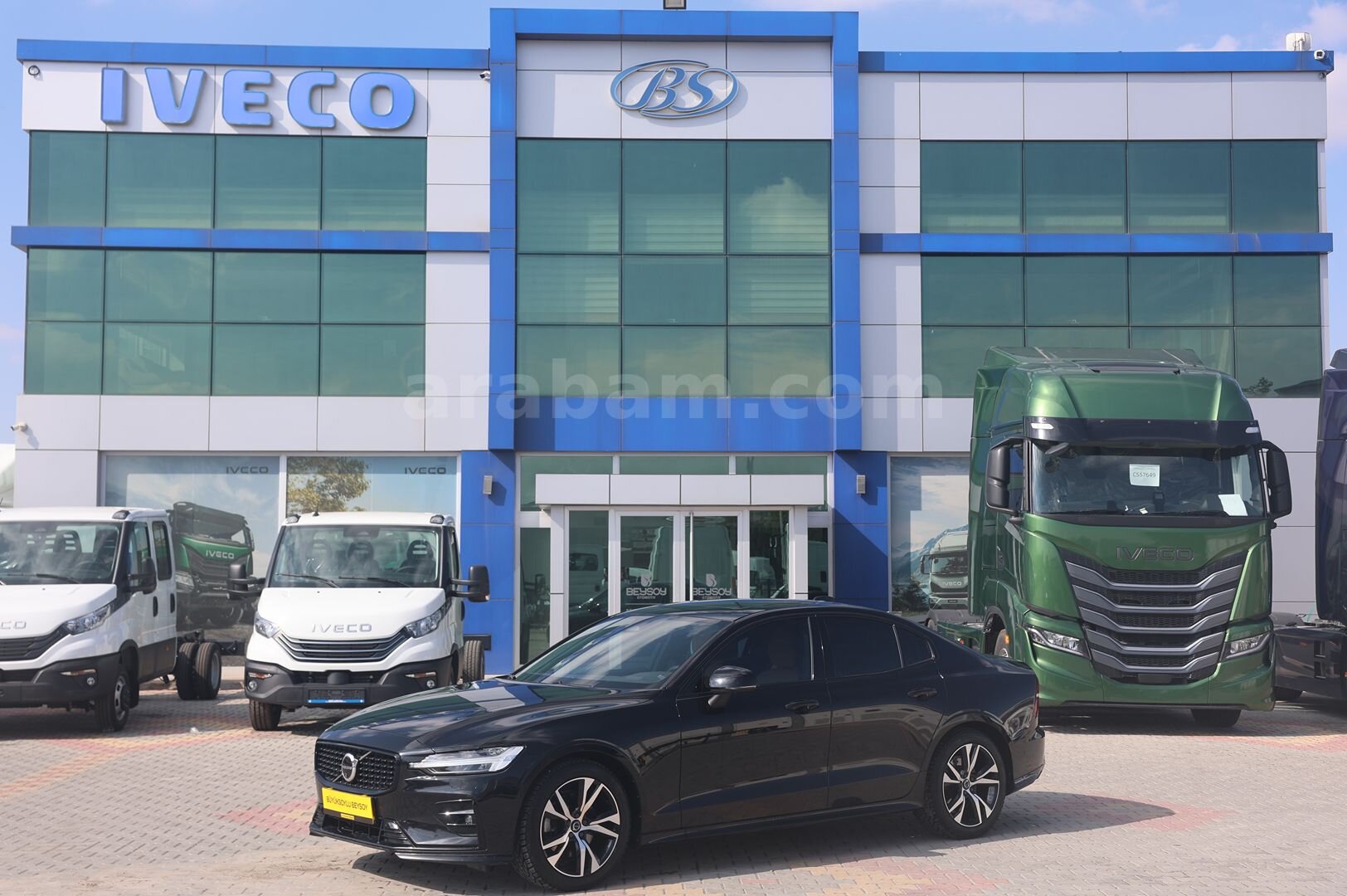 Galeriden Volvo S60 2.0 B5 Plus Dark 2023 Model Konya 79.974 km Siyah 1