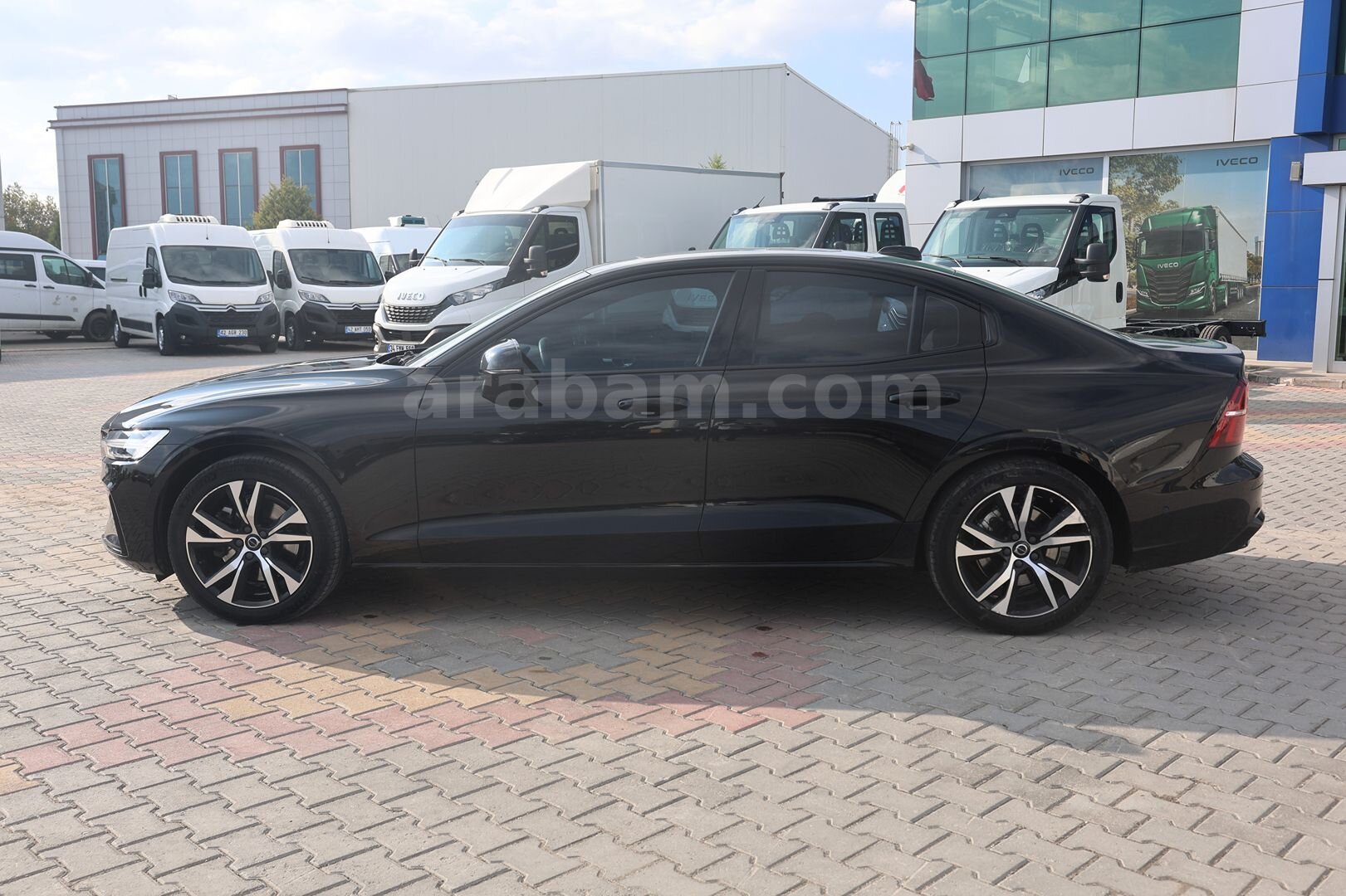 Galeriden Volvo S60 2.0 B5 Plus Dark 2023 Model Konya 93.272 km Siyah 5