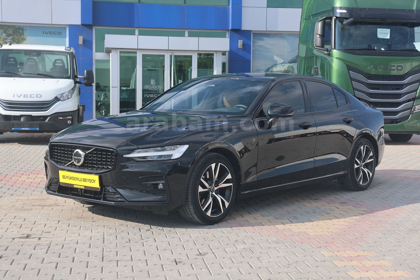 Galeriden Volvo S60 2.0 B5 Plus Dark 2023 Model Konya 93.272 km Siyah 4
