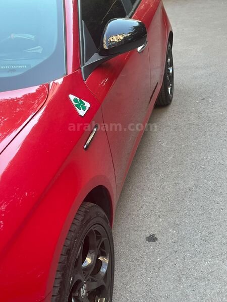 Sahibinden Alfa Romeo Giulietta 1.6 JTD Distinctive 2012 Model İstanbul 158.000 KM Kırmızı 4