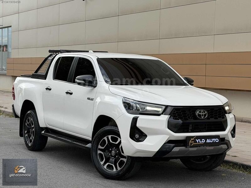 BOYASIZ 28 BİN KM'DE 2024 MODEL HİLUX 4X4 %20 FATURA DAC 2
