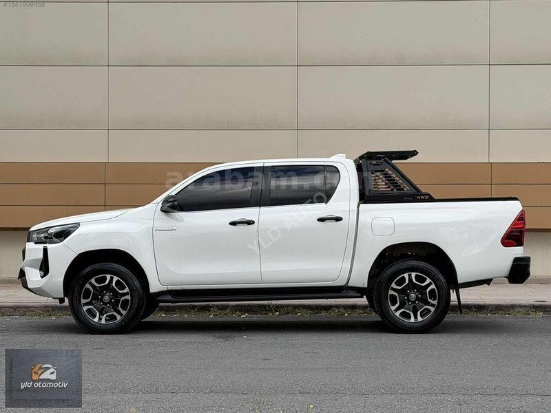 BOYASIZ 28 BİN KM'DE 2024 MODEL HİLUX 4X4 %20 FATURA DAC 5