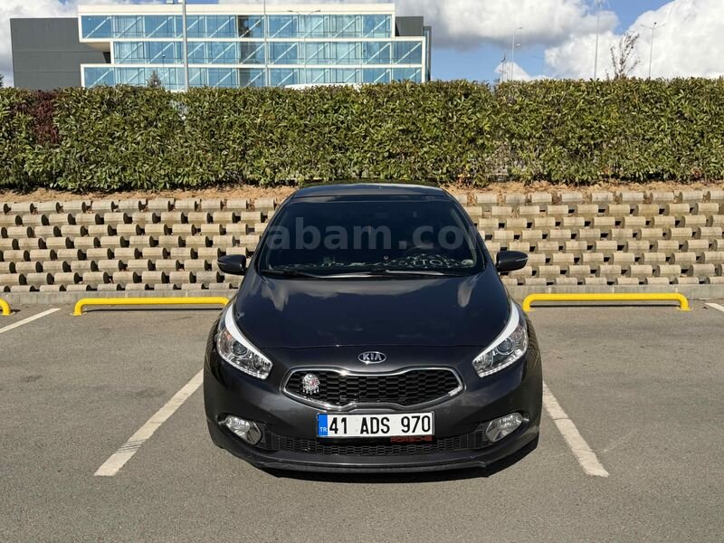 Sahibinden Kia Ceed 1.6 CRDi Premium 2013 Model