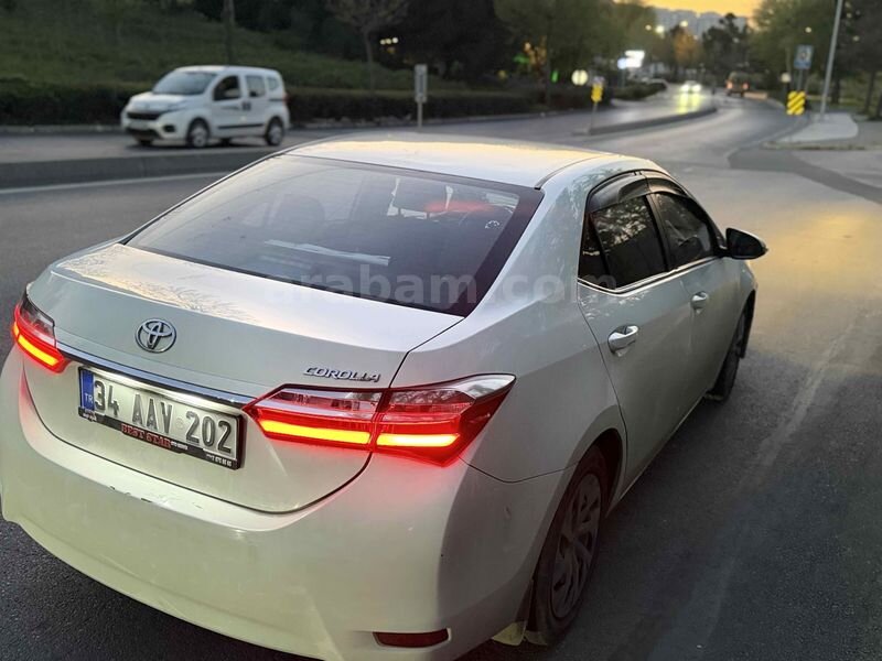 Sahibinden Toyota Corolla 1.4 D-4D Touch 2017 Model İstanbul 198.000 KM Beyaz 4