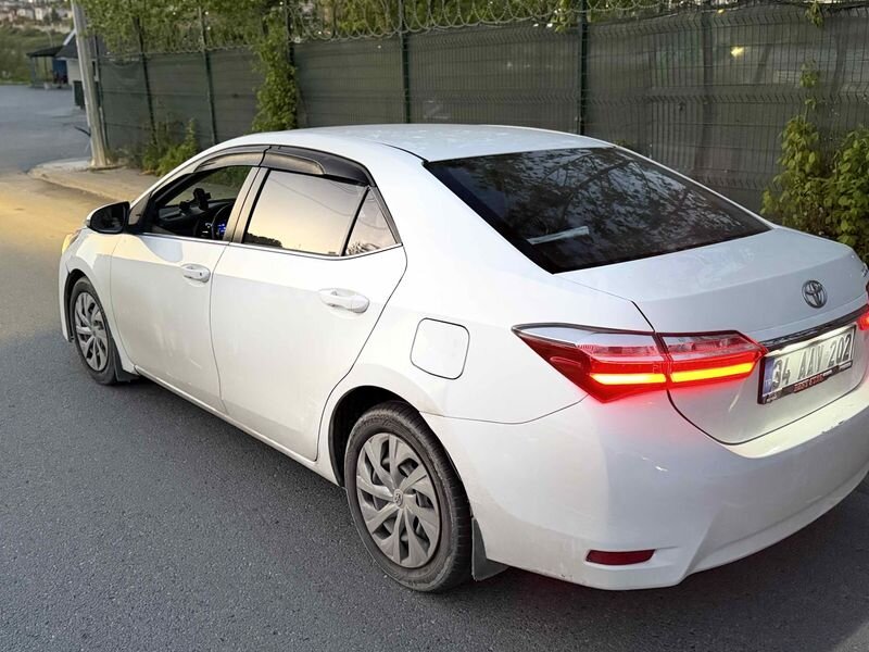 Sahibinden Toyota Corolla 1.4 D-4D Touch 2017 Model İstanbul 198.000 KM Beyaz 5