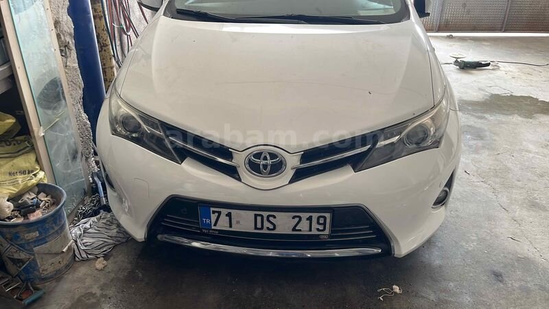 Sahibinden Toyota Auris 1.4 D-4D Premium 2013 Model 108.000 KM Beyaz
