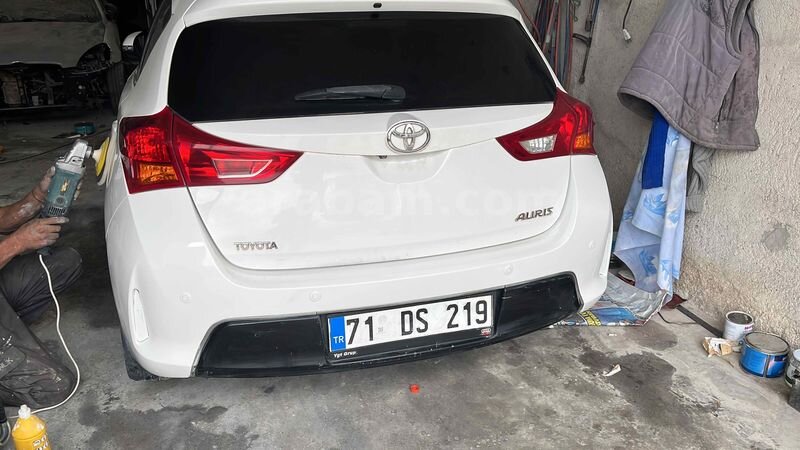 Sahibinden Toyota Auris 1.4 D-4D Premium 2013 Model 108.000 KM Beyaz 2