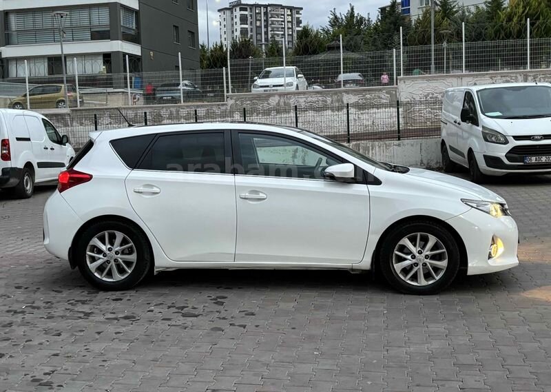 ACİL SATILIK 2016 MODEL TOYOTA AURİS 1.4-4D CAM TAVAN 90 BİNDE 4