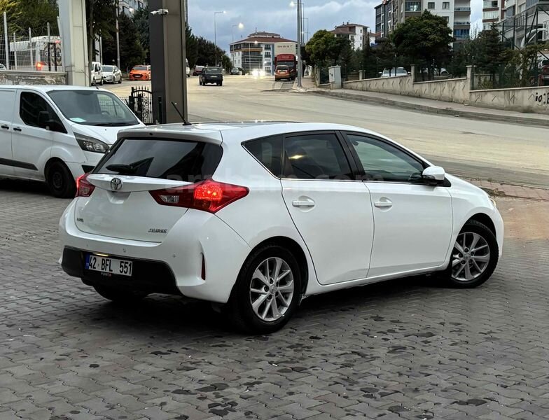 ACİL SATILIK 2016 MODEL TOYOTA AURİS 1.4-4D CAM TAVAN 90 BİNDE 5