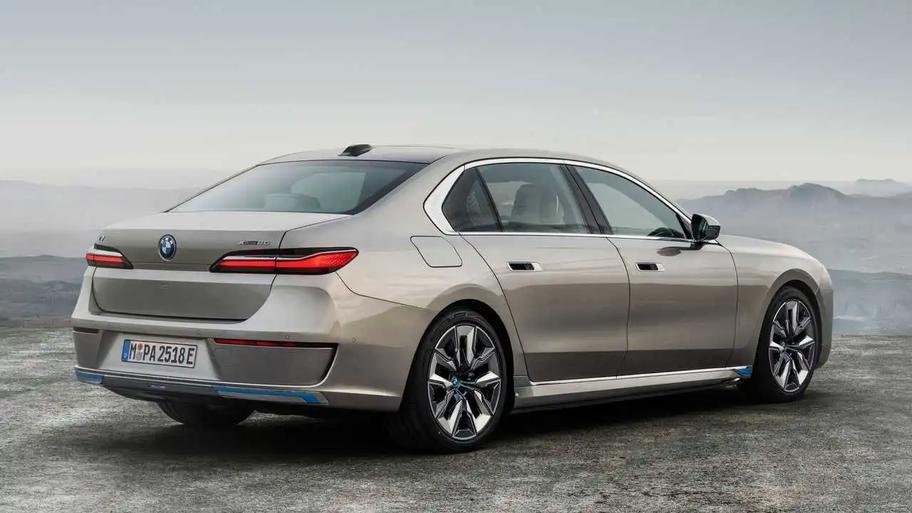 BMW i7