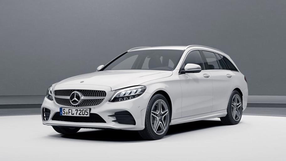 4 kapaklı bir kompakt sedan olan Mercedes-Benz C Serisi, 1982 yılından bu yana Mercedes-Benz W201 modelinin yerine üretiliyor.  C Serisi, E, SL ve S serilerinin altında yerini alıyordu. Daha sonraki yıllarda Mercedes-Benz markasını üst seviyelere taşıyan modellerden biri olmayı başardı. Sedan, Coupe ve Cabriolet gövde seçenekleri ile otomobilseverlerin karşısına çıkan Mercedes-Benz C Serisi, dört valfli dizel motora sahip dünyanın ilk binek otomobili olma özelliği taşıyor.