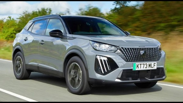 PEUGEOT 2008, göz alıcı öz güvenli tasarımıyla dikkatleri üzerine çekiyor. Yeni 3 pençe imza ışık tasarımı hem gündüz sürüş farlarında hem de arka stop lambalarında yer alıyor. Yeni Full LED ön farları, yepyeni tasarımıyla gövde rengi ön ızgara ile otomobile şıklığın yanı sıra güçlü bir duruş kazandırıyor.