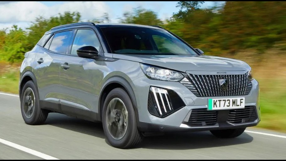 PEUGEOT 2008, göz alıcı öz güvenli tasarımıyla dikkatleri üzerine çekiyor. Yeni 3 pençe imza ışık tasarımı hem gündüz sürüş farlarında hem de arka stop lambalarında yer alıyor. Yeni Full LED ön farları, yepyeni tasarımıyla gövde rengi ön ızgara ile otomobile şıklığın yanı sıra güçlü bir duruş kazandırıyor.