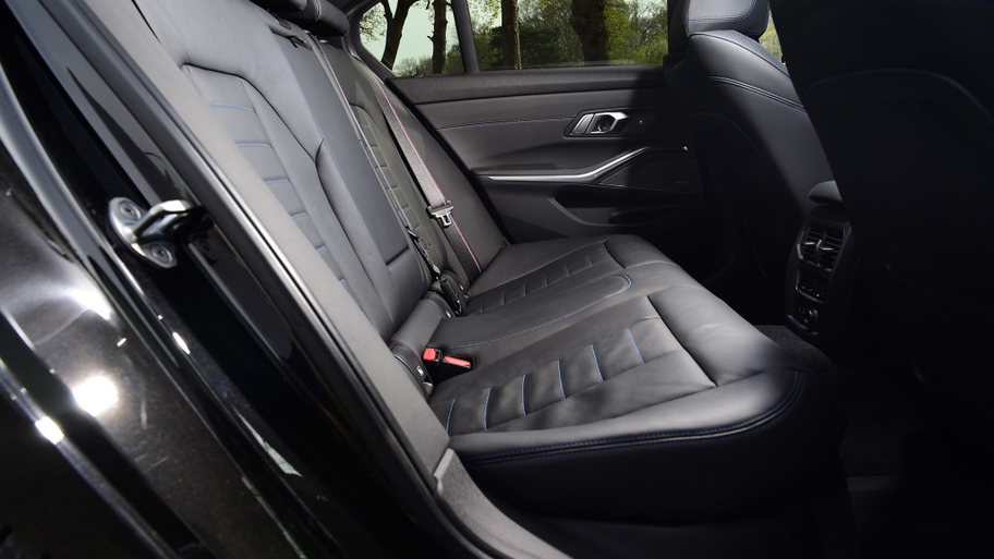 bmw_330i_m_sport_768.jpg