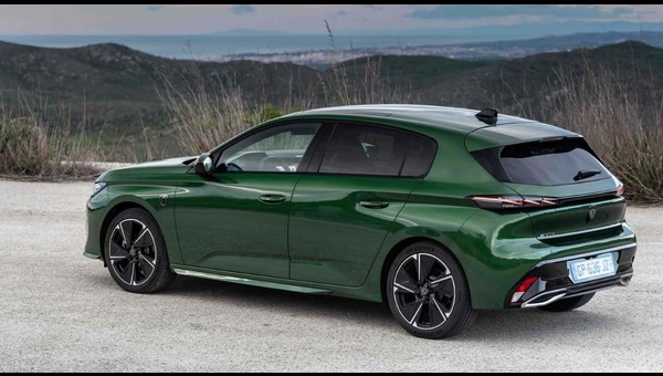 Üst düzey tasarımıyla PEUGEOT 308, güçlü karakteri ve dinamizmi sayesinde çevresindeki tüm arzu dolu bakışları üzerine topluyor. PEUGEOT 3D i-Cockpit ve ileri teknolojilerle donatılmıştır, bu sayede geçirdiğiniz her anın size özel ve keyifli olmasını garanti eder.