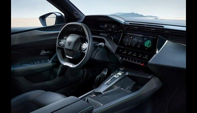 Peugeot 408, dinamik silueti ve kusursuz tasarımı kalıpları kırıyor. 408’in tasarımında ilk göze çarpan markanın keskin hatları, güçlü duruşu ile dikkatleri üzerine çekiyor. Yenilenen ön ızgara tasarımı, yeni PEUGEOT logosuna gururla ev sahipliği yapıyor. Göz alıcı ve modern tasarımı ile yolda güçlü bir duruş sergiliyor. Yerden yüksekliği artırılırken toplam yüksekliği korunarak elde edilen sportif tasarımı ve akıcı hatları aerodinamik özelliklerine vurgu yapıyor.