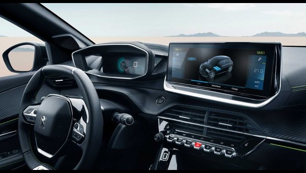 PEUGEOT e-208, 208’in tamamen elektrikli versiyonu. Bünyesinde birçok teknolojik ekipman barındıran ve tasarımıyla da 2019’dan günümüze 110.000 adetten fazla üretilen PEUGEOT 208, iç mekanındaki kompakt direksiyon simidini de barındıran PEUGEOT i-cockpit sayesinde eğlenceli bir sürüş yaşatıyor.
