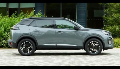 PEUGEOT 2008, göz alıcı öz güvenli tasarımıyla dikkatleri üzerine çekiyor. Yeni 3 pençe imza ışık tasarımı hem gündüz sürüş farlarında hem de arka stop lambalarında yer alıyor. Yeni Full LED ön farları, yepyeni tasarımıyla gövde rengi ön ızgara ile otomobile şıklığın yanı sıra güçlü bir duruş kazandırıyor.