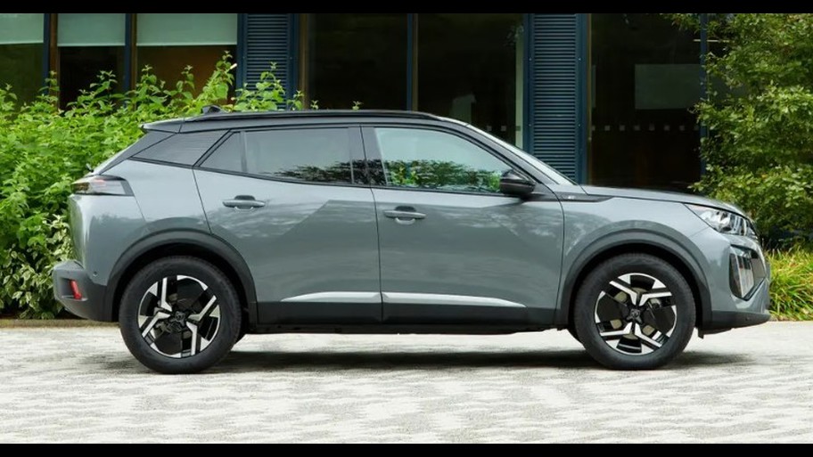 PEUGEOT 2008, göz alıcı öz güvenli tasarımıyla dikkatleri üzerine çekiyor. Yeni 3 pençe imza ışık tasarımı hem gündüz sürüş farlarında hem de arka stop lambalarında yer alıyor. Yeni Full LED ön farları, yepyeni tasarımıyla gövde rengi ön ızgara ile otomobile şıklığın yanı sıra güçlü bir duruş kazandırıyor.