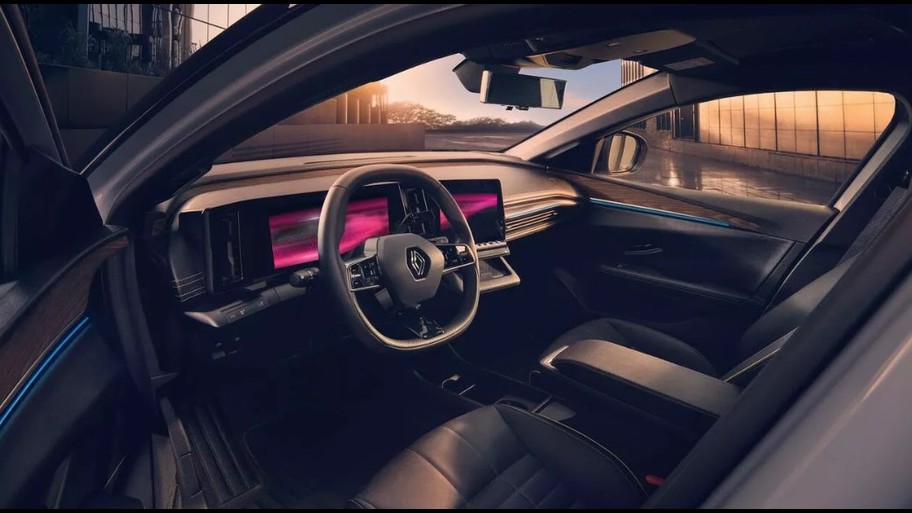 Kompakt gövde, crossover stili, sportif ve aerodinamik tasarım. Altın renkli tampon eklentileri, 20’’ jantları, yıldız siyah tavanı, tamamen LED ön farlar ve 3D derinlik imzalı LED arka stopları ile tamamen orijinal bir tasarımdır.