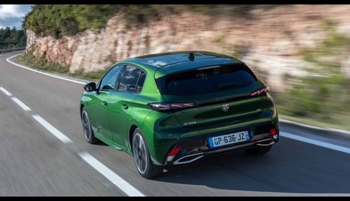 Üst düzey tasarımıyla PEUGEOT 308, güçlü karakteri ve dinamizmi sayesinde çevresindeki tüm arzu dolu bakışları üzerine topluyor. PEUGEOT 3D i-Cockpit ve ileri teknolojilerle donatılmıştır, bu sayede geçirdiğiniz her anın size özel ve keyifli olmasını garanti eder.