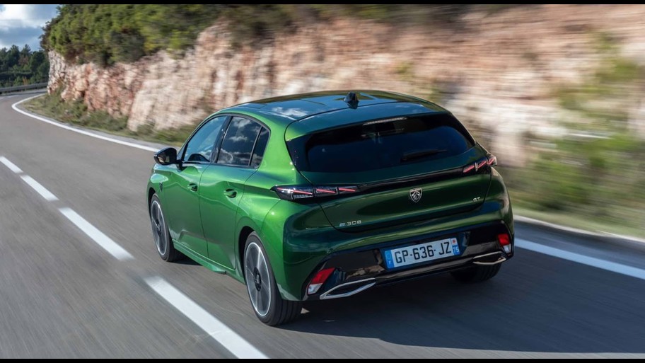 Üst düzey tasarımıyla PEUGEOT 308, güçlü karakteri ve dinamizmi sayesinde çevresindeki tüm arzu dolu bakışları üzerine topluyor. PEUGEOT 3D i-Cockpit ve ileri teknolojilerle donatılmıştır, bu sayede geçirdiğiniz her anın size özel ve keyifli olmasını garanti eder.