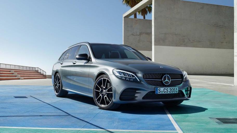 4 kapaklı bir kompakt sedan olan Mercedes-Benz C Serisi, 1982 yılından bu yana Mercedes-Benz W201 modelinin yerine üretiliyor. ercedes-Benz C Serisi, dört valfli dizel motora sahip dünyanın ilk binek otomobili olma özelliği taşıyor. 4 kapılı C-Serisi, 2022 yılından itibaren 4MATIC sistemini kullanmaya devam ediyor. Birçok serisinde sportif bir şıklık sunan C Serisi, üretildiği günden bu yana orta sınıf araçların önde gelen modelleri arasında üst sıralarda yer alıyor. Comfort, Exclusive ve AMG donanım paketleri ile harika bir satış seviyesine ulaşan Mercedes-Benz C Serisi, beşinci nesli ile yollarda yerini almaya devam ediyor.