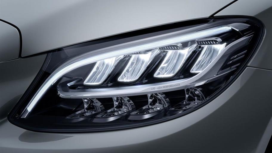 4 kapaklı bir kompakt sedan olan Mercedes-Benz C Serisi, 1982 yılından bu yana Mercedes-Benz W201 modelinin yerine üretiliyor.  C Serisi, E, SL ve S serilerinin altında yerini alıyordu. Daha sonraki yıllarda Mercedes-Benz markasını üst seviyelere taşıyan modellerden biri olmayı başardı. Sedan, Coupe ve Cabriolet gövde seçenekleri ile otomobilseverlerin karşısına çıkan Mercedes-Benz C Serisi, dört valfli dizel motora sahip dünyanın ilk binek otomobili olma özelliği taşıyor.