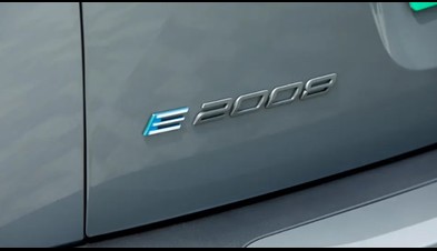 PEUGEOT 2008, göz alıcı öz güvenli tasarımıyla dikkatleri üzerine çekiyor. Yeni 3 pençe imza ışık tasarımı hem gündüz sürüş farlarında hem de arka stop lambalarında yer alıyor. Yeni Full LED ön farları, yepyeni tasarımıyla gövde rengi ön ızgara ile otomobile şıklığın yanı sıra güçlü bir duruş kazandırıyor.