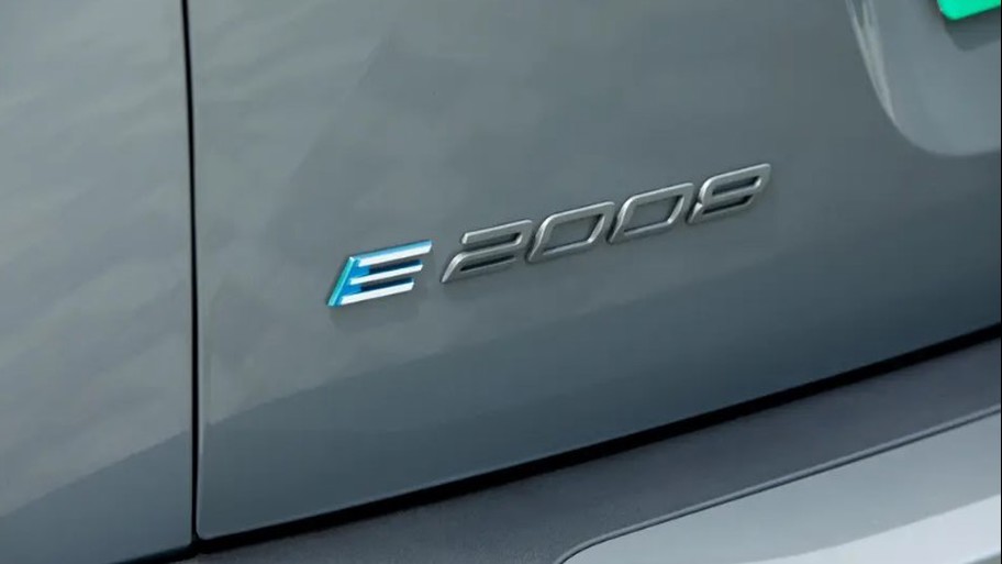 PEUGEOT 2008, göz alıcı öz güvenli tasarımıyla dikkatleri üzerine çekiyor. Yeni 3 pençe imza ışık tasarımı hem gündüz sürüş farlarında hem de arka stop lambalarında yer alıyor. Yeni Full LED ön farları, yepyeni tasarımıyla gövde rengi ön ızgara ile otomobile şıklığın yanı sıra güçlü bir duruş kazandırıyor.