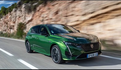 Üst düzey tasarımıyla PEUGEOT 308, güçlü karakteri ve dinamizmi sayesinde çevresindeki tüm arzu dolu bakışları üzerine topluyor. PEUGEOT 3D i-Cockpit ve ileri teknolojilerle donatılmıştır, bu sayede geçirdiğiniz her anın size özel ve keyifli olmasını garanti eder.