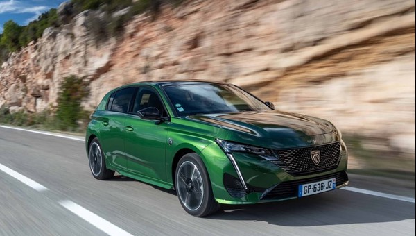 Üst düzey tasarımıyla PEUGEOT 308, güçlü karakteri ve dinamizmi sayesinde çevresindeki tüm arzu dolu bakışları üzerine topluyor. PEUGEOT 3D i-Cockpit ve ileri teknolojilerle donatılmıştır, bu sayede geçirdiğiniz her anın size özel ve keyifli olmasını garanti eder.